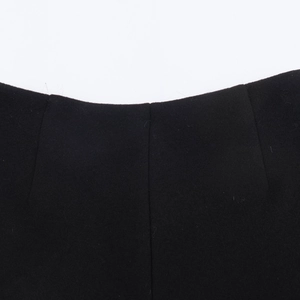 Sexy schwarze figurbetonte Shorts mit strukturierter Optik und Kunstpelzbesatz