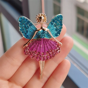 Detaillierte Nahaufnahme einer goldenen Ballerina-Brosche mit blauen Strasssteinen