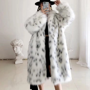 Manteau long en fausse fourrure blanche à taches noires avec col à revers et chapeau