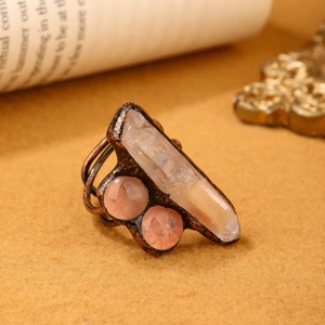 Vintage χάλκινο δαχτυλίδι με φυσικό κρύσταλλο και πέτρες ροζ χαλαζία σε σειρά
