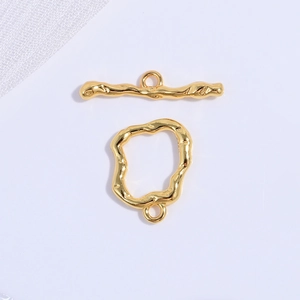 Détail macro du fermoir OT cœur en argent S925 avec finition dorée texturée pour bijoux DIY