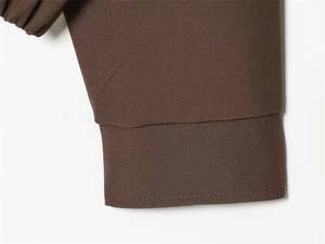 Détail du poignet en tissu sergé marron foncé pour veste bomber décontractée femme