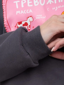 Details zu Rippbündchen und hochwertiger Stricktextur bei einem dunkelgrauen Sweatshirt