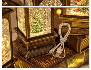 Nahaufnahme der Vintage-Weihnachtslaterne Spieluhr mit Schneeszene und USB-Kabel