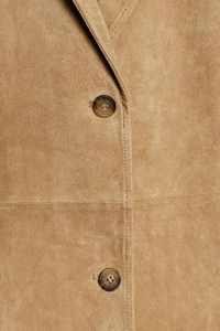 Dettaglio cappotto in pelle scamosciata color cammello con bottoni e cuciture fini