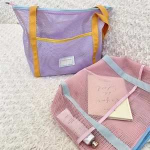 Grands sacs fourre-tout en filet violet et rose avec poche zippée sur tapis en peluche