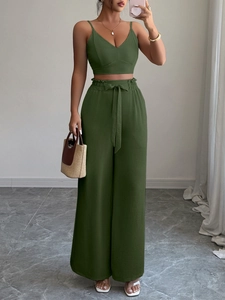 Dettaglio completo completo verde con top a bretelle e pantaloni larghi con cintura