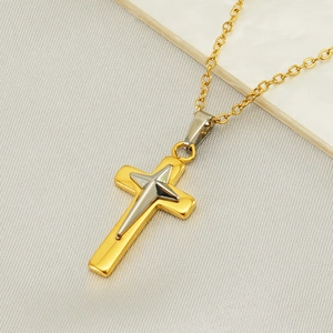 Vue macro détaillée d'un pendentif croix bicolore or et argent avec motif d'étoile polie