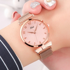 Gros plan du bracelet milanais en or rose avec nœud décoratif et cadran rose élégant
