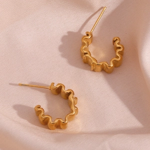 Boucles d'oreilles C en acier inoxydable plaqué or 18K avec design fleuri ondulé