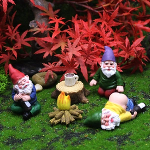 Lustige betrunkene Garten-Gnome Set aus Kunstharz mit Lagerfeuer und Baumstumpf Dekoration