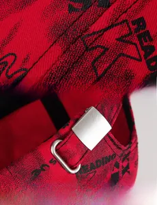 Vue détaillée d'une casquette graffiti avec boucle en métal et coutures de qualité supérieure