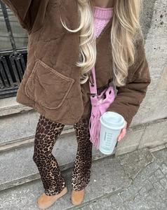 Streetstyle-foto van bruine gewatteerde corduroy jas met luipaardprint broek en laarzen