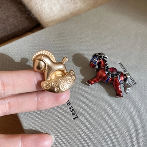 Exquises broches cheval en émail doré et rouge avec des ornements en strass brillants