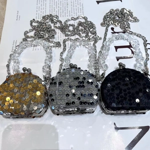 Detailansicht der Mini-Pailletten-Kettentaschen in Gold, Silber und Schwarz mit Perlengriffen.
