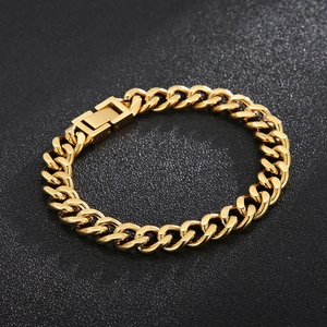 Gros plan du bracelet gourmette hip hop doré avec fermoir carré sur fond texturé noir