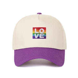 Dettaglio del ricamo LOVE arcobaleno su un cappellino da baseball a cinque pannelli