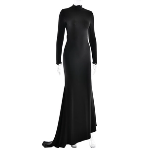 Gros plan sur l'ourlet sirène élégant et le tissu extensible de la robe longue noire