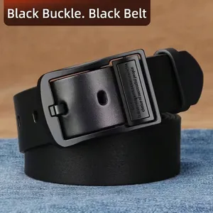 Ceinture en cuir noir classique avec boucle ardillon noire mate sur denim et bois
