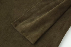 Detaillierte Nahaufnahme der weichen dunkelbraunen Wildledertextur mit eleganten Falten