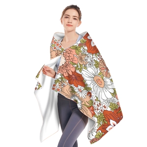 Retro floral microfiber beach towel featuring daisies and leaves with soft white lining