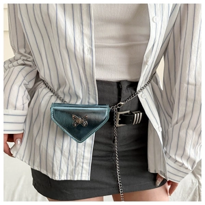 Détail du mini sac triangle avec fermoir papillon métallique et bandoulière chaîne