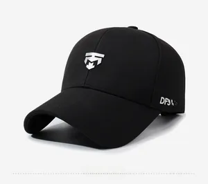 Vue latérale détaillée de la casquette de baseball en coton noir avec logo métallique