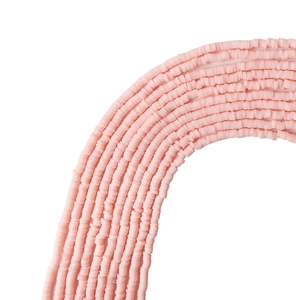 Detalle macro de cuentas redondas planas de 4 mm de arcilla polimérica rosa para joyas DIY