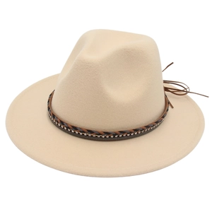 Dettaglio cappello fedora beige in lana con fasce intrecciate e strass luminosi