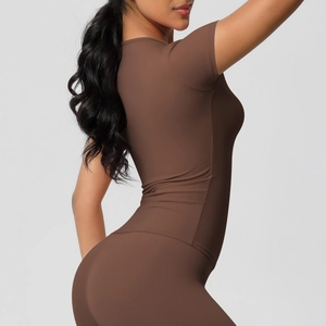 Ensemble de yoga marron café pour femme avec t-shirt sport ajusté et legging gainant