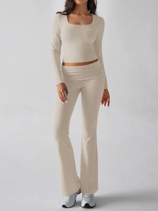Ensemble deux pièces pour femme avec haut beige à manches longues et pantalon évasé