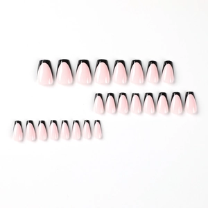 Set mit 24 schwarzen French Tip Press-on-Nägeln in kurzer Ballett-Sargform auf Weiß