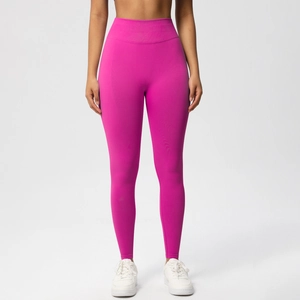 Makro-Detail von nahtloser rose-roter High-Waist-Yogahose mit Bauchweg-Kompression