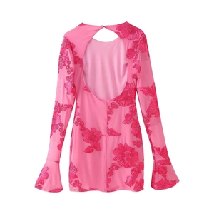 Détail d'une robe courte rose dos nu avec manches évasées et broderie florale 3D