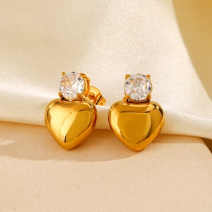 Eleganti orecchini a cuore placcati oro 18K con zirconia cubica su fondo beige