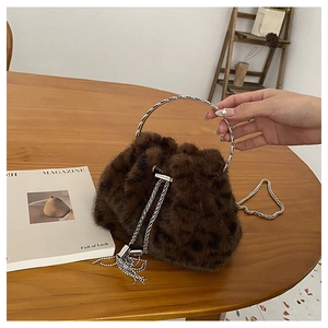 Detailaufnahme der Bucket Bag aus Kunstpelz mit Leopardenmuster und silbernem Metallgriff