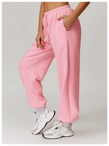 Detail einer rosa Jogginghose mit hoher Taille, Kordelzug und praktischen Seitentaschen