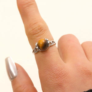 Nahaufnahme des Vintage-Silberrings mit Tigerauge und hohl gewebter Textur an der Hand