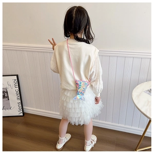 Enfant portant un sac bandoulière queue de sirène à paillettes avec sangle rose