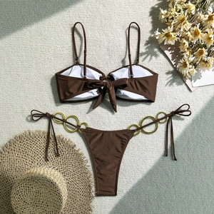 Détail de l'ensemble bikini marron avec anneaux dorés et lacets réglables dans le dos