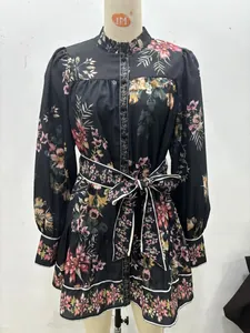 Détail de robe en mousseline fleurie avec col montant vintage et boutonnage avant