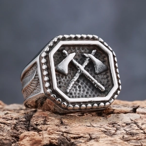 Vintage Silberner Wikinger Ring mit Doppelaxt-Design auf rustikalem Holzhintergrund