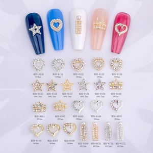 Set di ciondoli nail art 3D a cuore con cristalli e perle per decorazioni fai-da-te