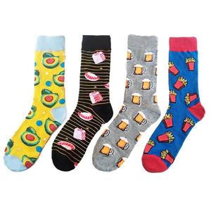 Lot de quatre chaussettes en coton avec motifs avocat, sushi, bière et frites