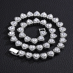 Dettaglio di maglie a cuore in argento con zirconi trasparenti e cristalli pavé su pelle nera
