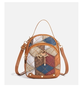 Détail du sac à dos matelassé multicolore avec boucle cœur flamant et pompon déco