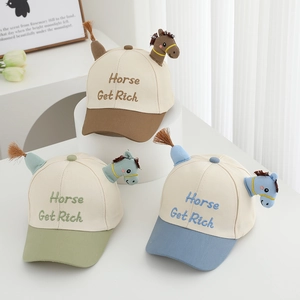 Gros plan détaillé de la broderie de cheval et oreilles 3D sur casquettes en coton