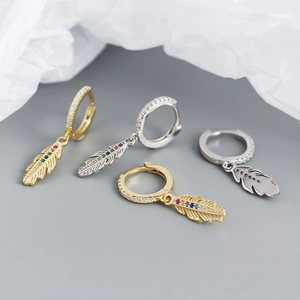 Orecchini a cerchio con piuma in argento S925 e zirconi colorati in oro e argento lusso