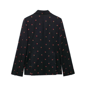 Détail de la broderie fraise au dos d'un blazer classique noir pour femme