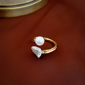 Detail eines Goldrings mit Barockperlen, Zirkonia-Akzenten und strukturierter Ringschiene